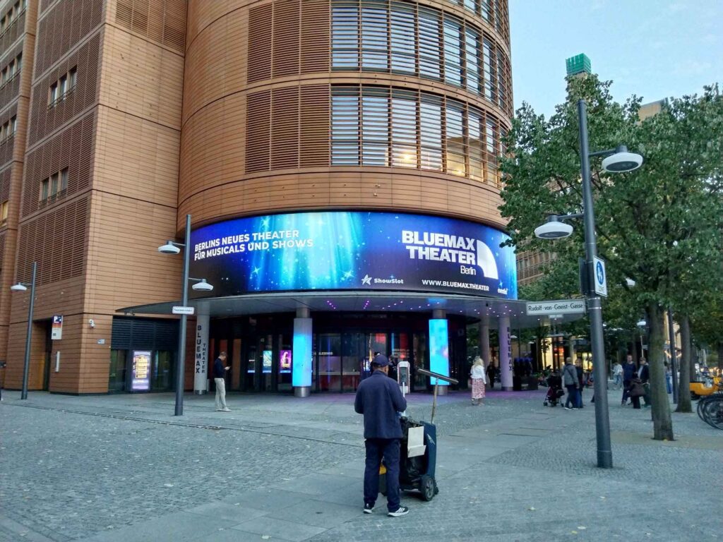 1bluemax theater4 261002