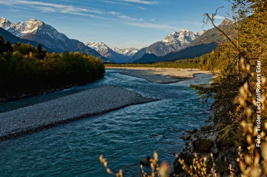 Auf den Spuren des Malers Max Kuhn: Das Lechtal rund 160 Jahre später 1 Wildfluss Lech mit breitem Kiesbett, bewaldeten Ufern und Bergen im Tiroler Lechtal