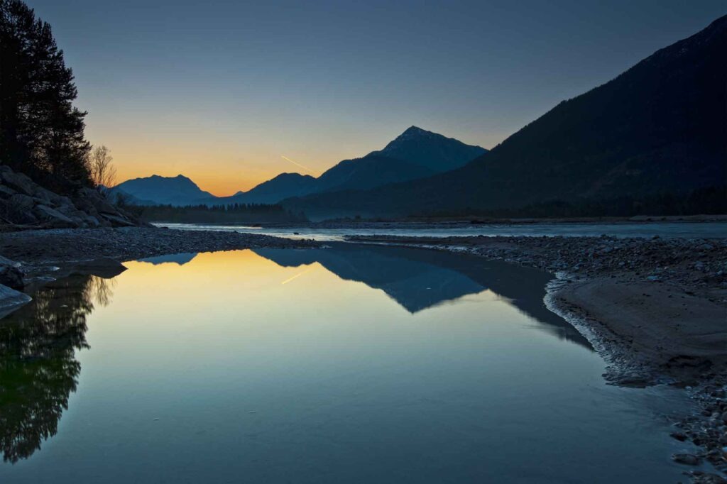 Auf den Spuren des Malers Max Kuhn: Das Lechtal rund 160 Jahre später 21 Ruhiger Lech mit Spiegelung der Berge in der Abenddämmerung zwischen Steeg und Forchach
