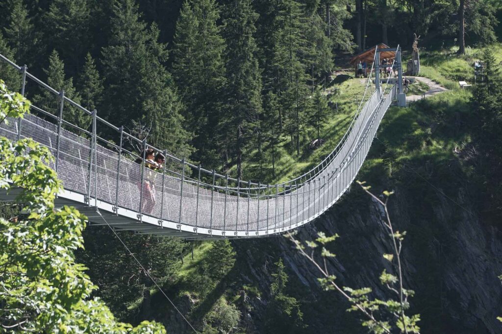 Auf den Spuren des Malers Max Kuhn: Das Lechtal rund 160 Jahre später 14 Holzgauer Hängebrücke über der bewaldeten Höhenbachtalschlucht im Tiroler Lechtal
