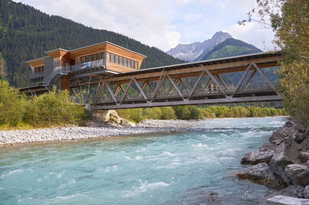 Auf den Spuren des Malers Max Kuhn: Das Lechtal rund 160 Jahre später 20 Naturparkhaus auf der Klimmbrücke über dem türkisfarbenen Lech bei Elmen