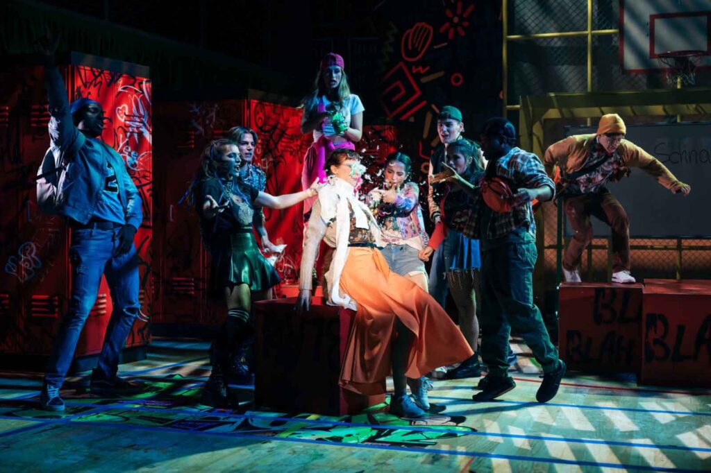 Ensemble von Fack ju Göhte – Das Musical auf einer bunt beleuchteten Bühne