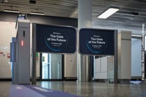 Gate of the Future: Lufthansa und Fraport testen das Boarding der Zukunft 54 Zwei digitale Anzeigetafeln mit der Aufschrift „The Gate of the Future“ am Gate A16 des Frankfurter Flughafens.